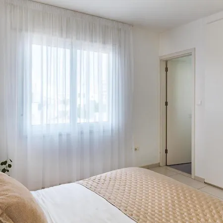 Sirena Solis - Elegant 5-bedroom Sea View Retreat Near Sirena Bay Protaras